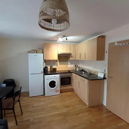 1- Bedroom Flat In London, Sleeps 4, Good Transport Link Apartment *
