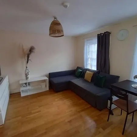 Apartment 1- Bedroom Flat In London, Sleeps 4, Good Transport Link
