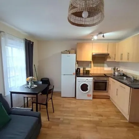 1- Bedroom Flat In London, Sleeps 4, Good Transport Link