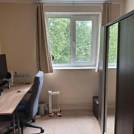 Cozy In Shared Near Canary Wharf