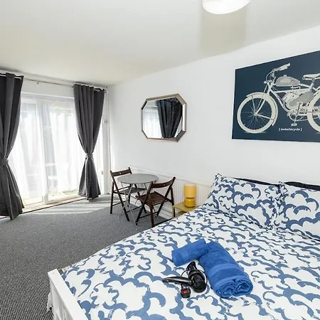 In Mile End Homestay London