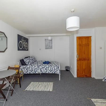 In Mile End Homestay London