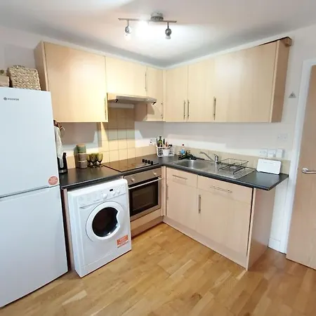 1- Bedroom Flat In London, Sleeps 4, Good Transport Link * London