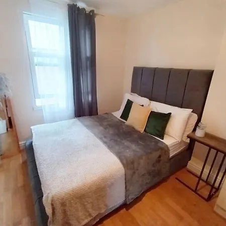 Apartment 1- Bedroom Flat In London, Sleeps 4, Good Transport Link London
