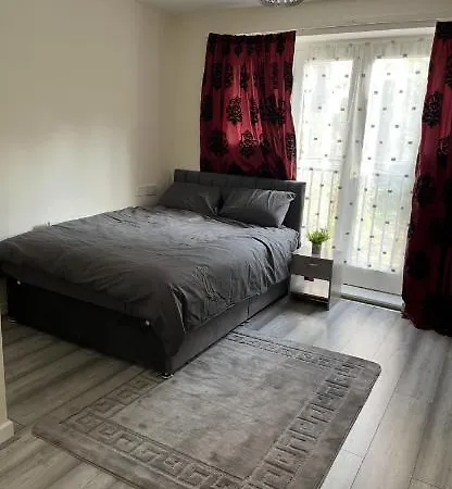Проживание в семье Eliane's Place X *