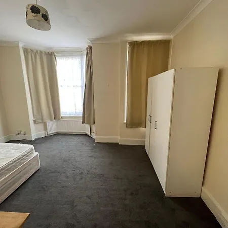 East 2 Bedroom * Londyn