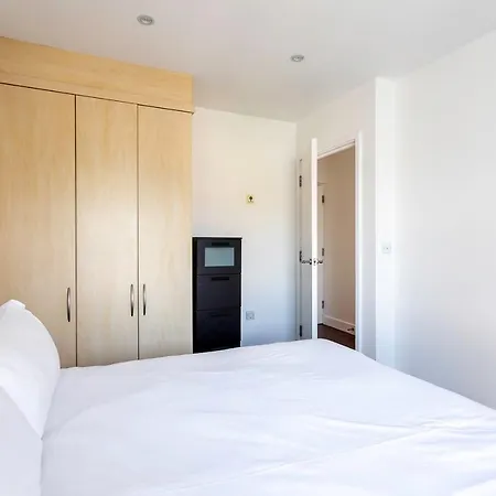 Modern Tower Hill Penthouse * London