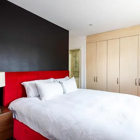 Modern Tower Hill Penthouse Apartment