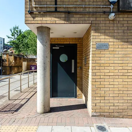 Modern Tower Hill Penthouse Apartment London