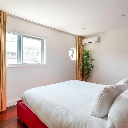 Modern Tower Hill Penthouse * London