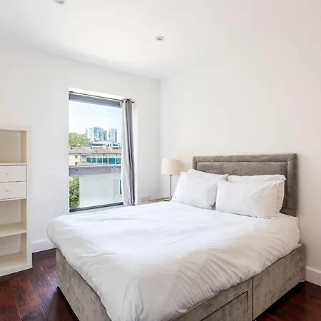 Modern Tower Hill Penthouse Apartment