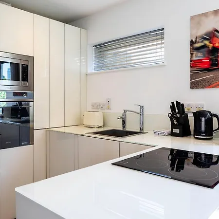 Modern Tower Hill Penthouse *