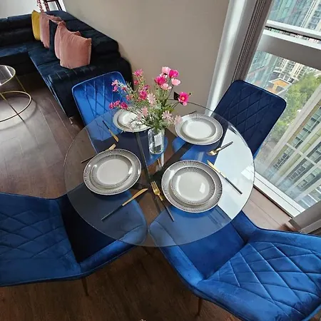 2 Bed Luxurious Canary Wharf Apartment London
