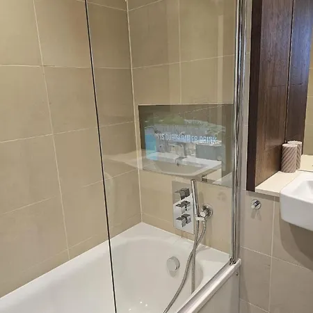2 Bed Luxurious Canary Wharf Apartment