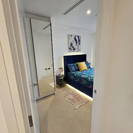 2 Bed Luxurious Canary Wharf Apartment London