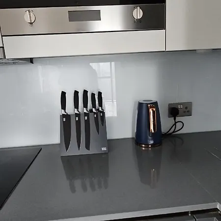 2 Bed Luxurious Canary Wharf London