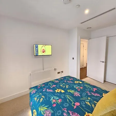 2 Bed Luxurious Canary Wharf