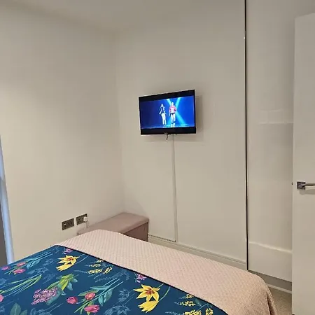Apartment 2 Bed Luxurious Canary Wharf *