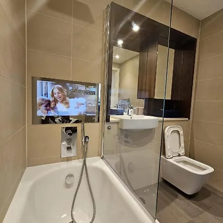 2 Bed Luxurious Canary Wharf Apartment London