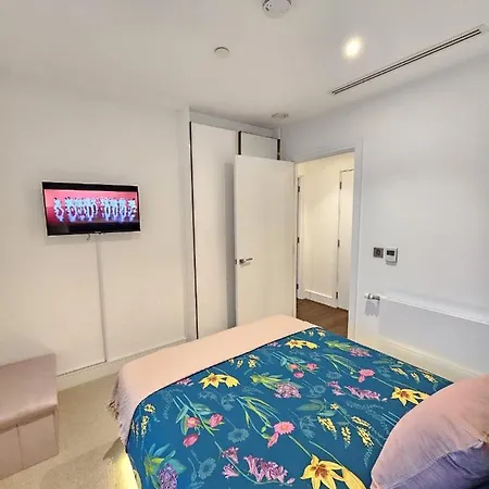 2 Bed Luxurious Canary Wharf Apartment