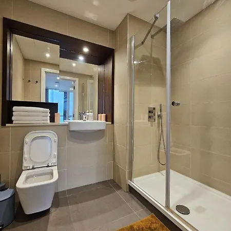 2 Bed Luxurious Canary Wharf Apartment London