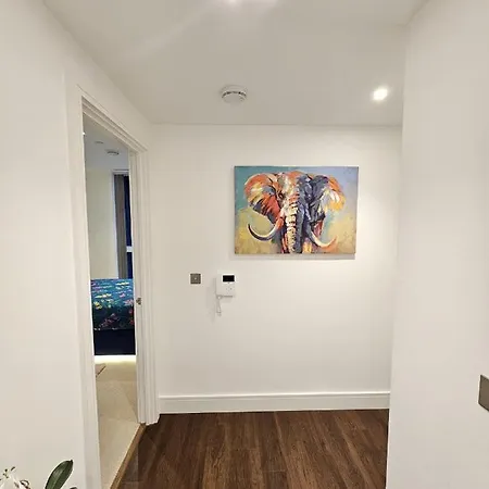 2 Bed Luxurious Canary Wharf Apartment