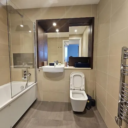 2 Bed Luxurious Canary Wharf Apartment London