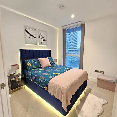 2 Bed Luxurious Canary Wharf * London