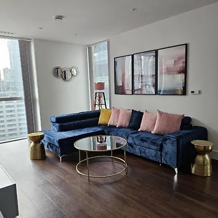 2 Bed Luxurious Canary Wharf Apartment *