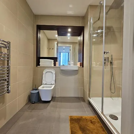 2 Bed Luxurious Canary Wharf