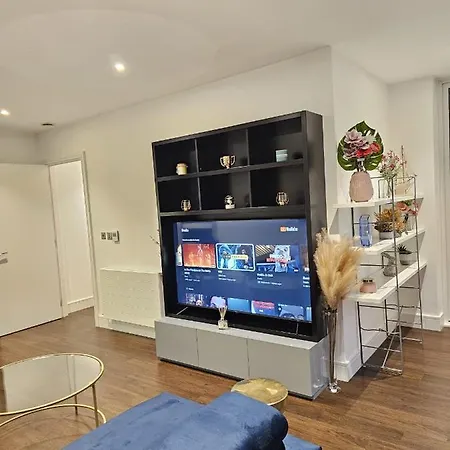 2 Bed Luxurious Canary Wharf Apartment