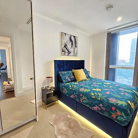 2 Bed Luxurious Canary Wharf Apartment *