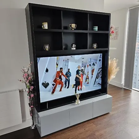 2 Bed Luxurious Canary Wharf Apartment *