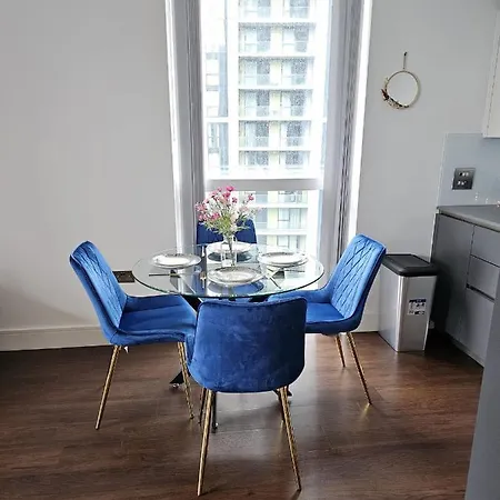 2 Bed Luxurious Canary Wharf Apartment London