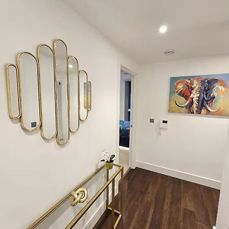 2 Bed Luxurious Canary Wharf