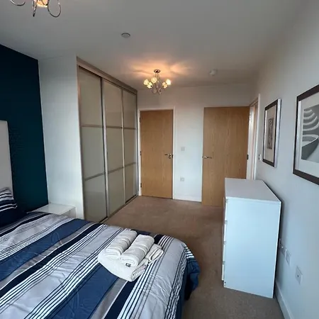 Apartment Cityscape Serenity: 10th Floor Oasis Near City Airport, Excel & 02 London