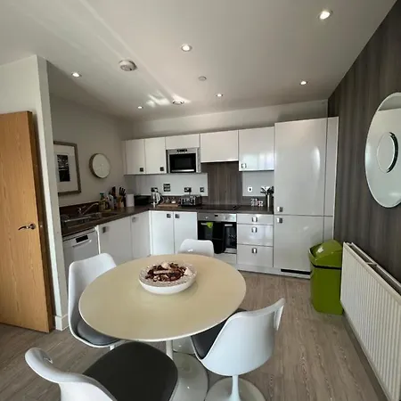 Cityscape Serenity: 10th Floor Oasis Near City Airport, Excel & 02 * London
