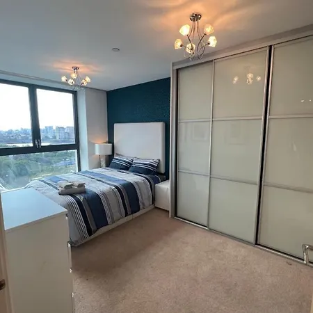 Cityscape Serenity: 10th Floor Oasis Near City Airport, Excel & 02 * London