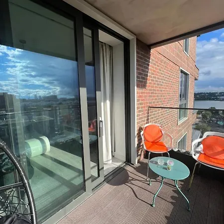 Cityscape Serenity: 10th Floor Oasis Near City Airport, Excel & 02 Apartment