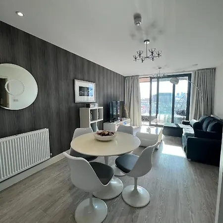 Cityscape Serenity: 10th Floor Oasis Near City Airport, Excel & 02 *