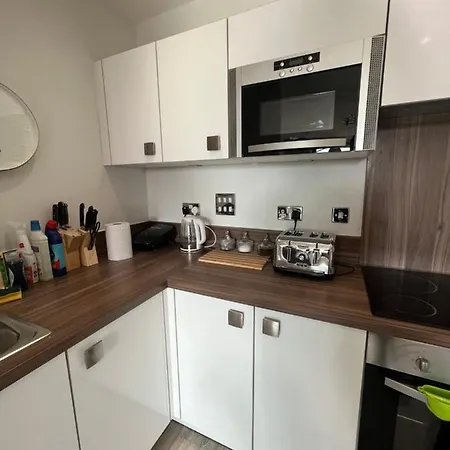 Cityscape Serenity: 10th Floor Oasis Near City Airport, Excel & 02 Apartment London