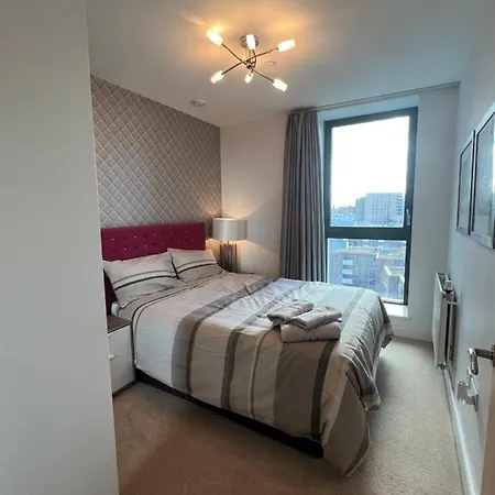 Apartment Cityscape Serenity: 10th Floor Oasis Near City Airport, Excel & 02 *