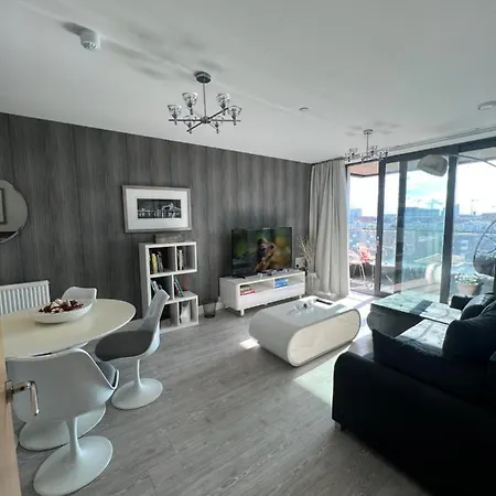 Apartment Cityscape Serenity: 10th Floor Oasis Near City Airport, Excel & 02 London