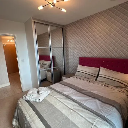 Cityscape Serenity: 10th Floor Oasis Near City Airport, Excel & 02 Apartment London