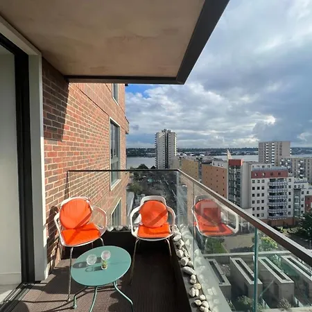 Cityscape Serenity: 10th Floor Oasis Near City Airport, Excel & 02 * London