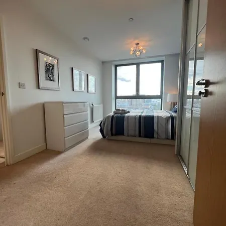 Cityscape Serenity: 10th Floor Oasis Near City Airport, Excel & 02 * London