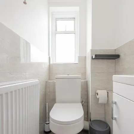 Modern Luxury By Mile End Apartment