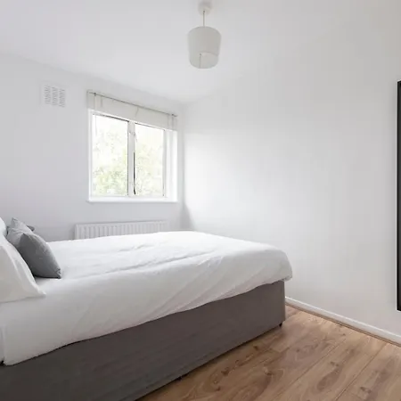 Modern Luxury By Mile End * London