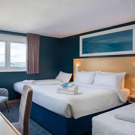 Travelodge Airport 3*