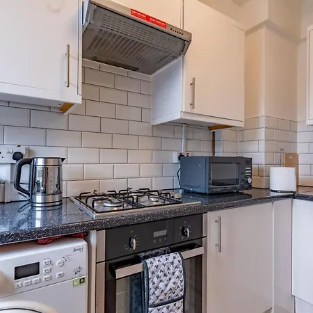 Bright 1 Bed Flat Near Bridge * London